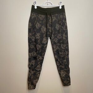 Athleta Trekki North Printed Jogger Pants, Women's Size 4, Floral Zip Pockets